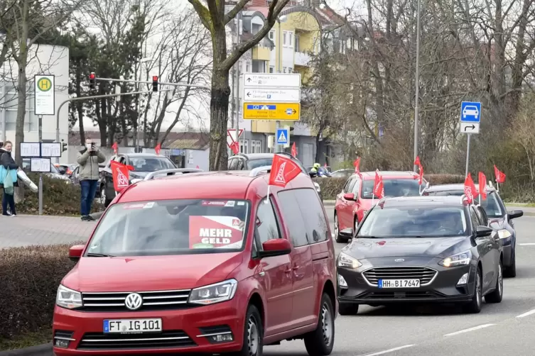 Etwa 60 Autos rollten nach Gewerkschaftsangaben am Dienstagnachmittag durch Frankenthal und Ludwigshafen. 