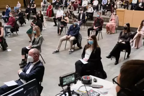  Zeugnisausgabe am Hofenfels-Gymnasium: ohne Eltern, mit Stream, Abstand und Masken in der Aula.