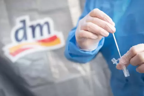 An bestimmten Märkten der Drogeriekette dm sollen Corona-Schnelltests gemacht werden. 