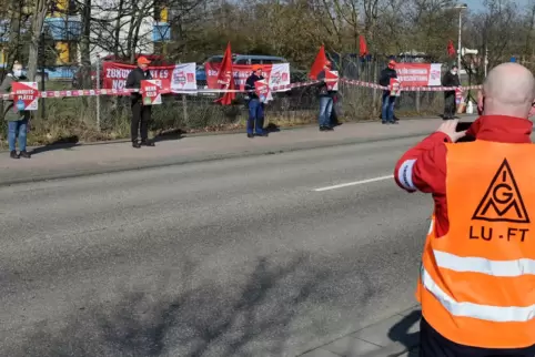 Mit Menschenkette: Warnstreik bei Bopp & Reuther.