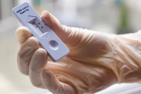 Wenn ein Schnelltest eine Infektion anziegt (hier gibt er Entwarnung), muss zusätzlich ein PCR-Test erfolgen. 