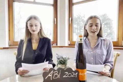 Mirell Kerwat und Luise Wendt hielten die Rede des Abiturjahrgangs des WHG.