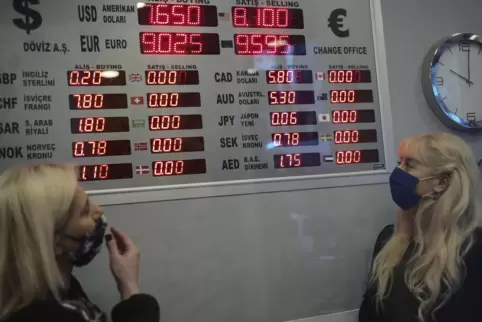 Eine Anzeigentafel einer Bank in Ankara: Die Tendenz zeigt nach unten. 