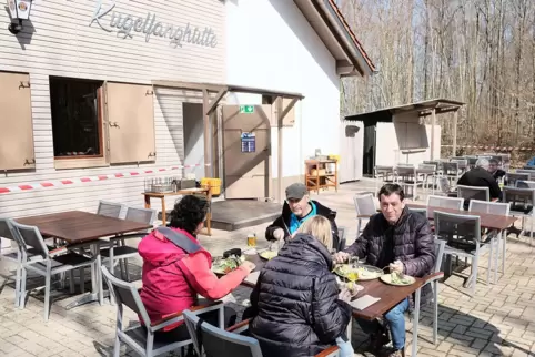 Die ersten Gäste sitzen am Mittwoch ittag im Biergarten der neu eröffneten Kugelfanghütte und lassen sich das Essen schmecken, 2