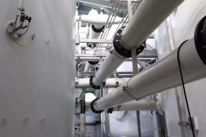 Mit Aktivkohlefiltern wird das Grundwasser von dem Pflanzenschutzmittel bereinigt. Die Anlage hat den Wasserzweckverband 1,25 Mi Mit Aktivkohlefiltern wird das Grundwasser von dem Pflanzenschutzmittel bereinigt. Die Anlage hat den Wasserzweckverband 1,25 Mi