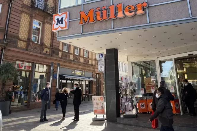 Blick auf den Müller-Eingang. Links daneben sind Martin Tartsch, Aysel Kilic (stellvertretende Filialleiterin) und Oberbürgermei Blick auf den Müller-Eingang. Links daneben sind Martin Tartsch, Aysel Kilic (stellvertretende Filialleiterin) und Oberbürgermei