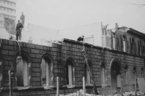 Das Foto dokumentiert den Abriss der Schlosskaserne. Im Hintergrund ist das Rathaus zu sehen.