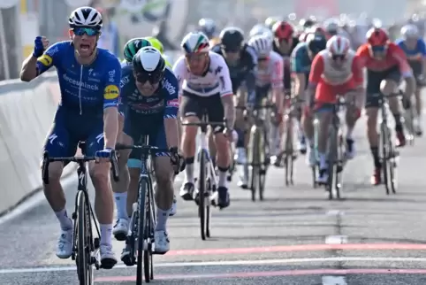 Wieder er: Der Ire Sam Bennett (links) bleibt der Sprintstar der noch frühen Saison.