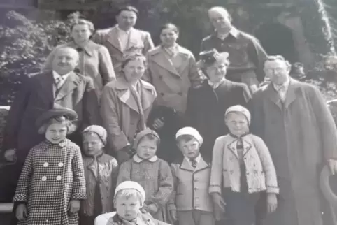 Familie Merz bei einem Ausflug nach Heidelberg. In der unteren Reihe ganz rechts steht Zeitzeuge Walter Merz.