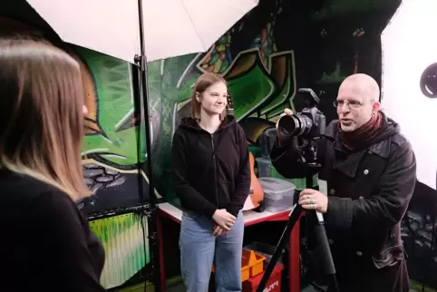 Im geschlossenen Blieskasteler Juz lichtet der Fotodesigner Friedhelm Rettig Lara (Mitte) und Rebekka (links) ab.