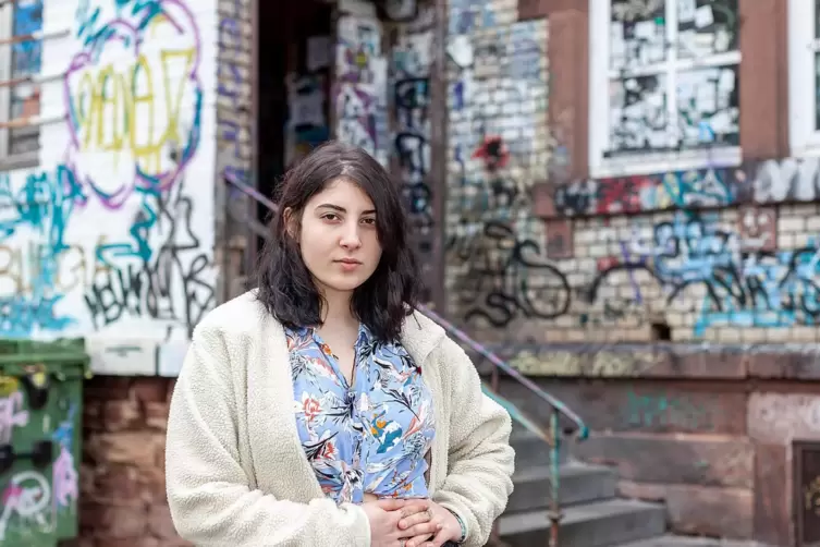 Chiara Meisenheimer, von Friedhelm Rettig t vor dem St. Ingberter Jugendzentrum fotografiert. 