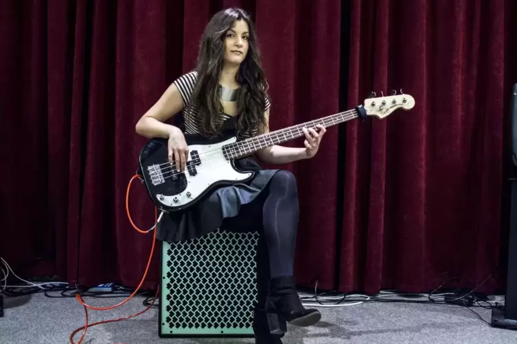 Die Ungarin Eva Muck, die 2015 zur besten Bassistin der Welt gekürt wurde, spielt hier eine moderne Ausführung des Fender Precis