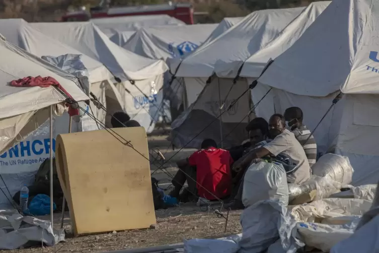 In den Lagern auf der griechischen Insel Lesbos fehlen den Menschen grundlegende Dinge wie Schuhe, Kleidung und Hygieneartikel. 