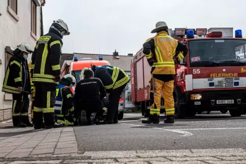 Gasaustritt am Sportplatz: Die Feuerwehr stellt die Zuleitungen in den umliegenden Straßen ab.