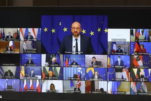 Alles auf dem Schirm: EU-Ratspräsident Charles Michel umgeben von den Staats- und Regierungschefs.
