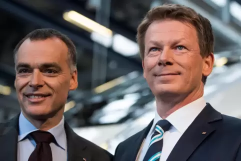 Die Verträge von Bahnchef Richard Lutz (rechts) und DB- Personenverkehrschef Berthold Huber (links) wurden bis März 2027 verläng