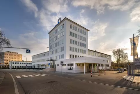 Ist komplett umgebaut und modernisiert worden: die Pforte zum KSB-Werksgelände in der Johann-Klein-Straße. 