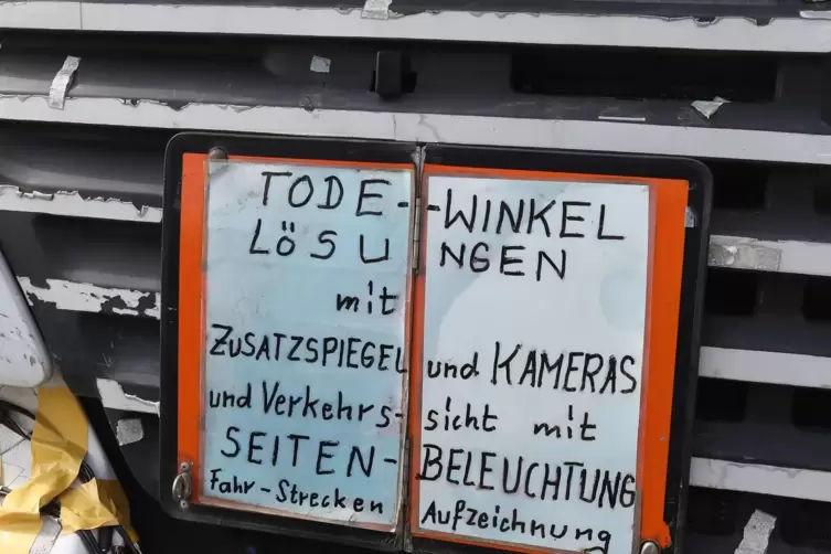 Der Ex-Fernfahrer erkl&auml;rt seine Sicherheitstechnik mit etlichen Schildern am Lkw. 