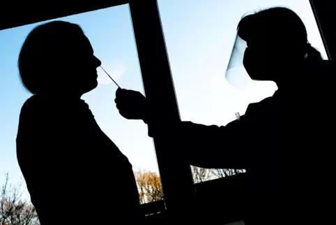 Schnelltest-Handhabung in drei Schritten: Abstreichen, ...