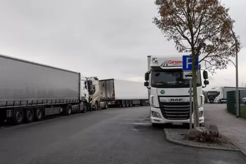Zehn Parkbuchten für Auto gibt es am Römig; häufig sind sie von Sattelzügen blockiert.