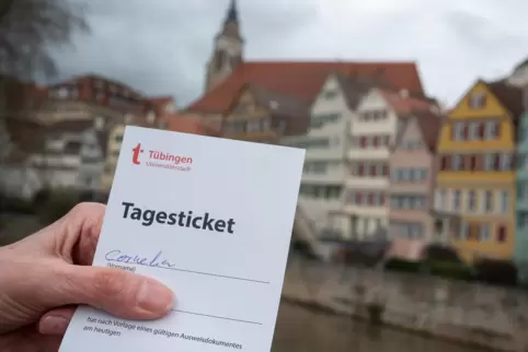 In Tübingen galt bis vor Kurzem noch ein Papier-Zertifikat, jetzt läuft auch alles digital.