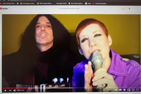 Kritisch: Matthias und Shakti Paqué in ihrem neuen „Hus-Song“.