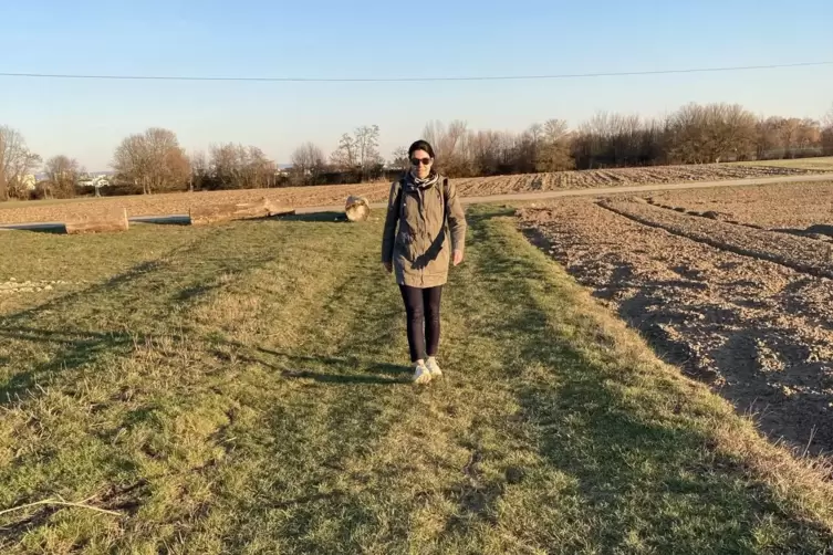 Durch Feld und Flur: Spazierg&auml;ngerin Saskia Helfenfinger-Jeck.