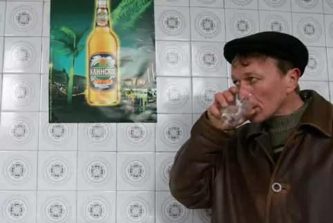 Ein Schluck Vodka aus dem Plastikglas in der Imbisshalle. 