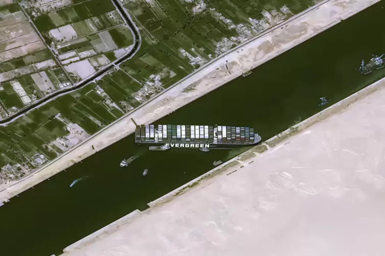Eine Luftaufnahme von dem Frachter, der in Diagonallage im Kanal auf Grund gelaufen ist. 