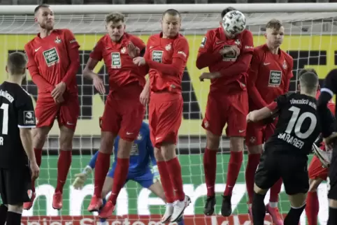 Sich mit großem Einsatz gegen den Abstieg stemmen: Das erwarten die Fans von ihrem FCK-Team. 