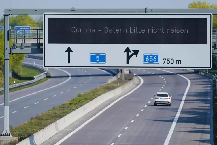 Freie Fahrt: Eine Anzeigetafel mit der Aufschrift „Corona – Ostern bitte nicht reisen“ steht auf der Autobahn 5 am Kreuz Heidelb