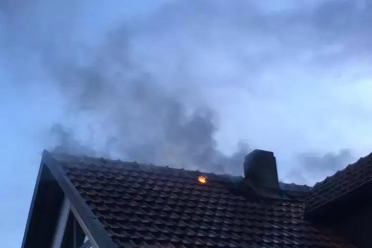 Rauch über dem Dach: Die Feuerwehr in Ketsch hatte einen ähnlichen Brand wie auf diesem Symbolbild rasch unter Kontrolle.