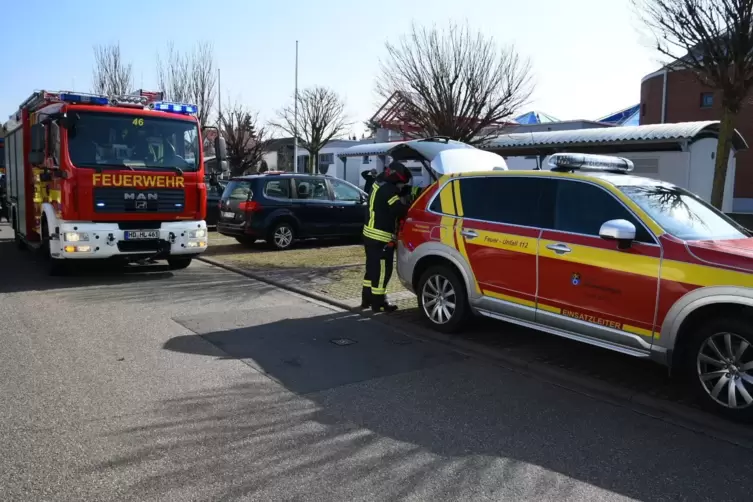 Gasaustritt: Einsatzkräfte von Feuerwehr und Polizei stehen vor der betroffenen Schwetzinger Grundschule.