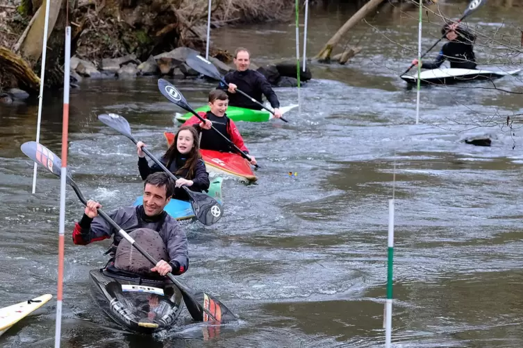 Aufgereiht wie auf der Perlenschnur: Kanu-Training der Wassersportfreunde auf dem Schwarzbach mit (vorn vorne): Trainer Angel Pe