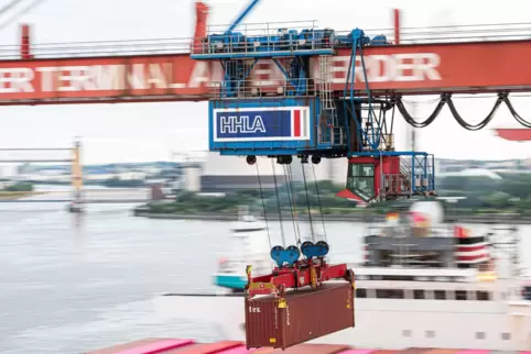 Der Warenverkehr brummt, in den Häfen warten Container auf ihre Ausfuhr.