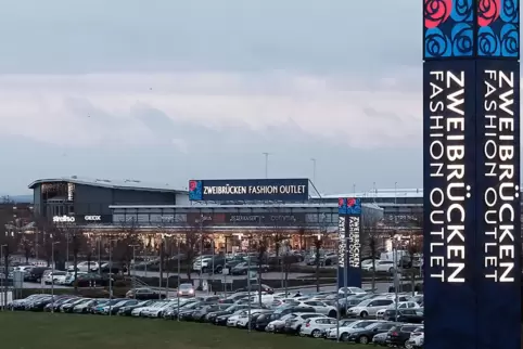An einem Dienstag Mitte Dezember: Am Outlet sind fast alle Pakrkplätze belegt. 