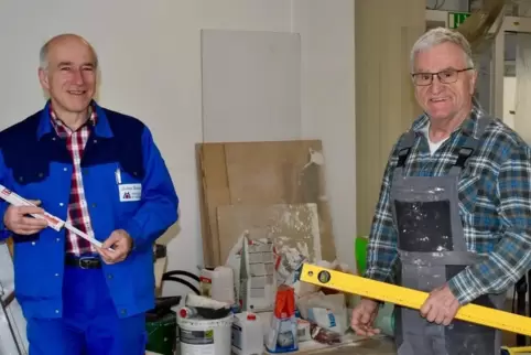 Lothar Straßer (links) und Günter Kaiser haben auf der Baustelle das Sagen. Sie bringen ihr Können und Wissen in die Umgestaltun