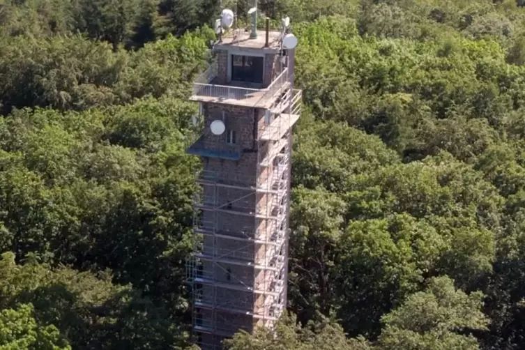 Noch immer eingerüstet: der Potzbergturm.