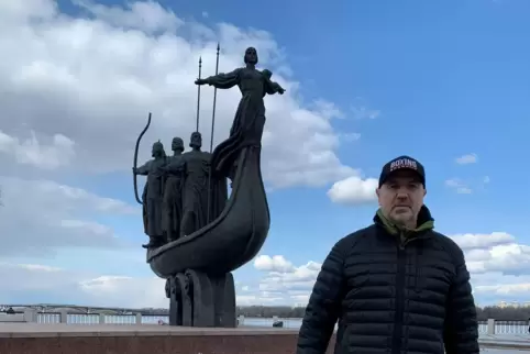 Frank Kiy vor dem Denkmal der Gründer von Kiew, von denen einer Kiy heißt. 