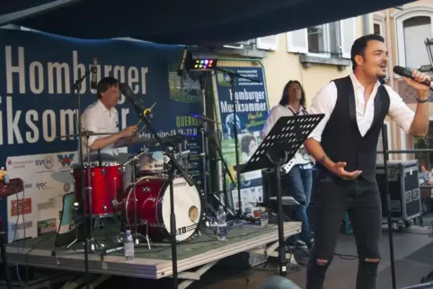 Ein Bild aus unbeschwerten Musiksommer-Tagen: Schlagersänger Giovanni Zarrella gastiert anno 2016 auf der Bühne auf dem Homburge Ein Bild aus unbeschwerten Musiksommer-Tagen: Schlagersänger Giovanni Zarrella gastiert anno 2016 auf der Bühne auf dem Homburge