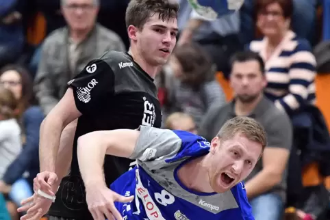 Harte Duelle: Haßlochs Florian Kern (unten) 2019 im Spiel gegen Dansenberg. 
