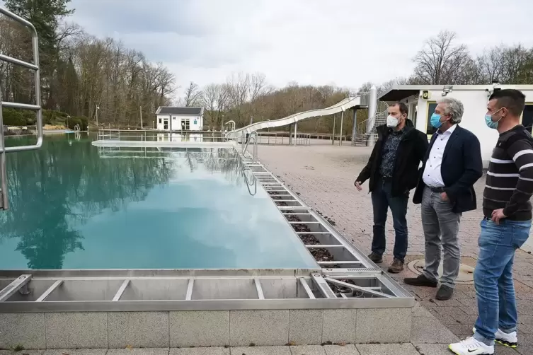 Drei Herren im (Frei)Bad: Bereichsleiter Peter Zimmermann, Stadtwerke-Chef Christoph D&ouml;rr und Schwimmmeister Dominik Pfundstein 