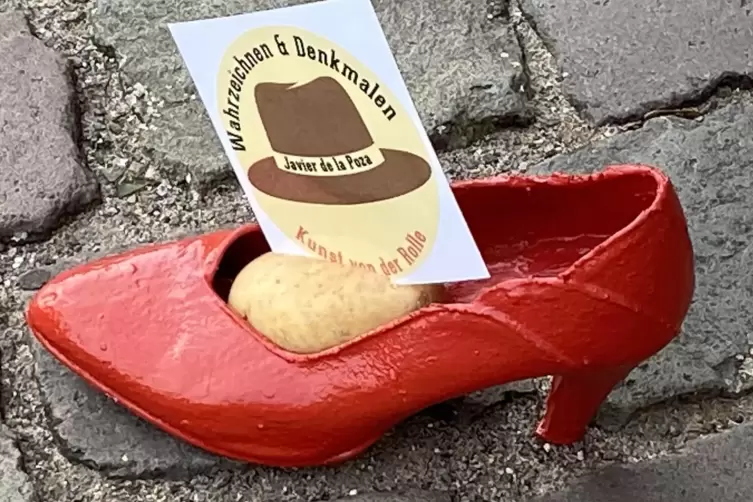 Jede Menge Symbole: die roten Schuhe stehen für Tine Duffings Performances, die Kartoffel für das Kunstprojekt „Hotspot 3K NW“, 