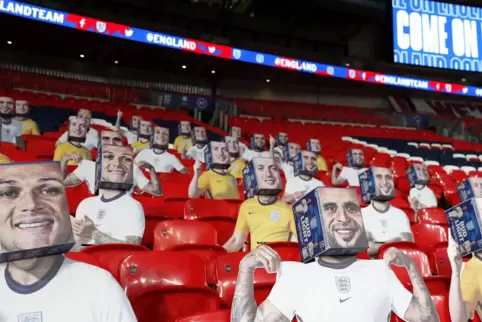 Wird das ein Dauerzustand? Gesichter von Fußballspielern sind auf Papp-Aufsteller gedruckt worden, die auf der Zuschauertribüne 