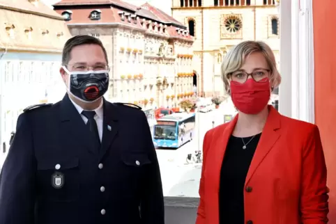 Hätten gerne mehr Möglichkeiten in der Pandemie-Bekämpfung: Feuerwehrchef Peter Eymann und Oberbürgermeisterin Stefanie Seiler. 