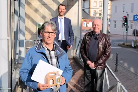 Die coronakonforme Übergabe des Hauptpreises (von links): Heiko Schmitt-Sattler (Vater der Gewinnerin), Ronni Mayer (Regionalman
