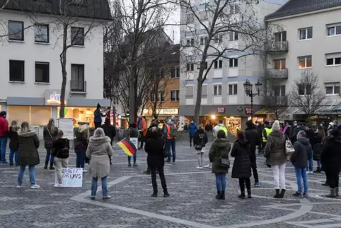 Bunte Mischung: die Besucher der Mahnwache auf dem Rathausplatz am Montagabend.
