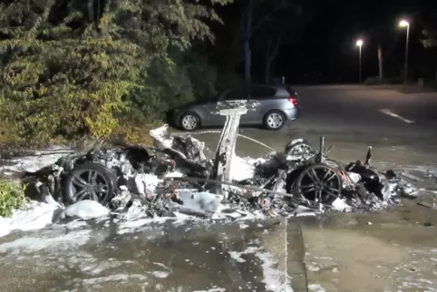 Was vom Tesla übrig blieb: ein zerstörtes Elektro-Auto in Ratingen. Vor zwei Wochen brannte in Deidesheim ein anderes Modell ein