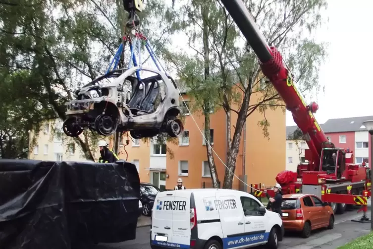 Um die Akkus ausgebrannter E-Autos zu k&uuml;hlen, werden die Wracks mitunter in Wasserbeh&auml;ltern gelagert. Richtiges Vorgehen oder zu
