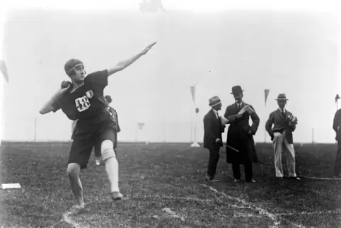 Männer als Zaungäste: Sogar im Kugelstoßen traten Athletinnen bei den ersten Olympischen Spielen für Frauen 1921 in Monte Carlo 